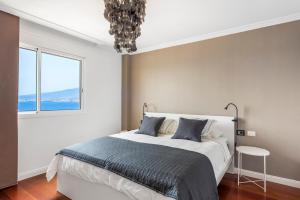 A bed or beds in a room at Spacious beach apartment with private parking