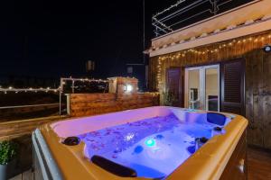 Zdjęcie z galerii obiektu VIVILO ROMA TREVI - LUXURY EXPERIENCE - PRIVATE JACUZZI on TERRACE - INSANE VIEW w Rzymie