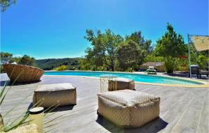 uma piscina com duas cadeiras e um cesto de basquetebol em Amazing Home In Lafare With Kitchen em Lafare