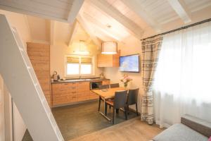 Kuchyň nebo kuchyňský kout v ubytování Hotel La Romantica