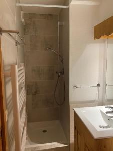 La salle de bains est pourvue d'une douche et d'un lavabo. dans l'établissement CLARIDE, à Saint-Gervais-les-Bains