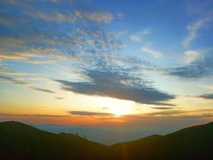 Caparaó Velhoにあるhospedagem recanto do sábia 1の山に沈む夕日