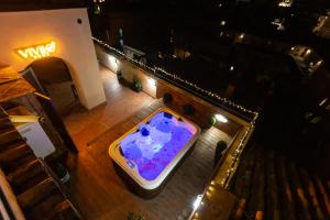 widok na wannę na podłodze budynku w obiekcie VIVILO ROMA TREVI - LUXURY EXPERIENCE - PRIVATE JACUZZI on TERRACE - INSANE VIEW w Rzymie