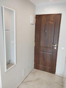 Habitación con puerta de madera y espejo. en @SeaFront, en Sitio de Calahonda 8 fotos más