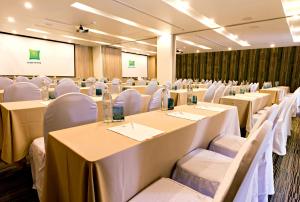 ibis Styles Krabi Ao Nang商务区和/或会议室