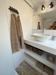 A bathroom at Algarve Olive Tree Lodge