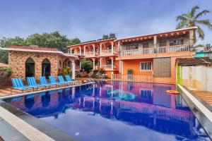 Bazén v ubytování Larios Beach Holidays nebo v jeho okolí
