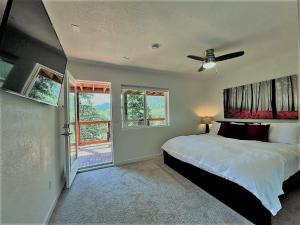 um quarto com uma cama e uma ventoinha de tecto em Green Mountain Falls Lodge em Green Mountain Falls