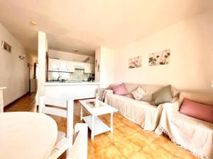 una sala de estar con un sofá y una mesa en Poblado Marinero, Los Gigantes 1 Room, en Acantilado de los Gigantes 10 fotos más