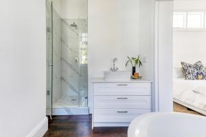 Ein Bett oder Betten in einem Zimmer der Unterkunft Secure & Central: Villa with Views of Table Mountain