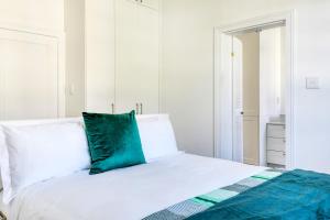 Ein Bett oder Betten in einem Zimmer der Unterkunft Secure & Central: Villa with Views of Table Mountain