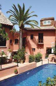 una casa con una palmera y una piscina en Hotel Amanhavis, en Benahavís
