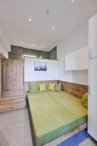 ein Schlafzimmer mit einem großen Bett in einem Zimmer in der Unterkunft G17 Apartments in Innsbruck