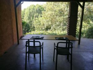 un tavolo e due sedie seduti su un patio di A romantic suite in the countryside near Torino a Pecetto