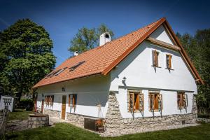 Casa blanca con techo rojo en Chalupa Nový Vojířov čp. 27, en Nová Bystřice