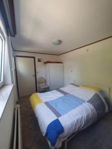 una piccola camera con un letto in una stanza di 't Schoenmakershuisje a Epen