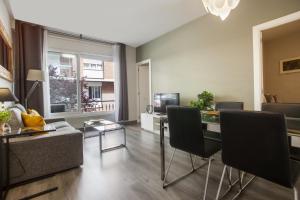 uma sala de estar com mesa e cadeiras em P9mdr1070 - Nice apartment in Poble Sec em Barcelona