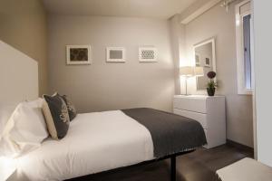 P9mdr1070 - Nice apartment in Poble Sec في برشلونة: غرفة نوم بسرير ابيض وخزانة بيضاء