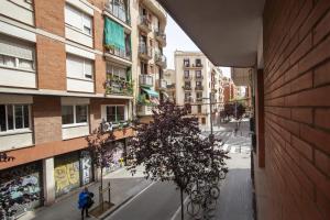 P9mdr1070 - Nice apartment in Poble Sec في برشلونة: شخص يمشي في شارع مجاور لمبنى