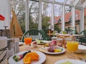 Opsi sarapan yang tersedia untuk tamu di Hotel Schlösschen Sundische Wiese Zingst