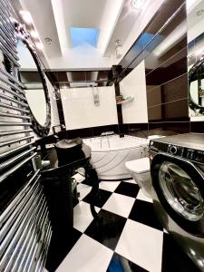 アテネにあるHelen Luxury Loft Design MEISONETTE-APARTMENTの黒と白のチェックフロアのバスルーム