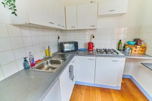 Una cocina o kitchenette en César 2 fotos más