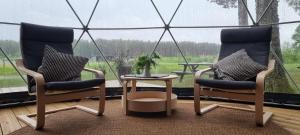 - deux chaises et une table en face d'une tente dans l'établissement Usma SPA Hotel & Camping, à Usma
