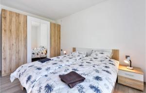Postel nebo postele na pokoji v ubytování Amazing Home In Stikada With Kitchen