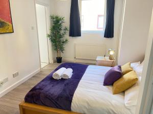 Un pat sau paturi într-o cameră la City Haven King En-suite & Double Room With Parking