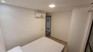 Habitación blanca pequeña con cama y calentador en Néctar de Enseada apart a 50mt da praia Cabo de Santo Agostinho, en Cabo de Santo Agostinho 38 fotos más