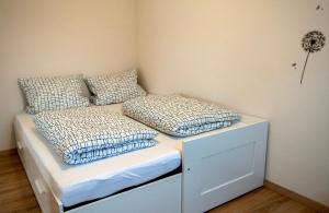 - un lit avec 2 oreillers dans l'établissement Ferienwohnung Düsel, à Maroldsweisach