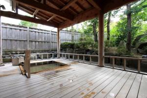 Taman di luar Yanagi No Yu