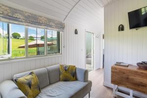 Зона вітальні в Shepherds View at Oaks Barn Farm Alcester with optional paid for Hot tub