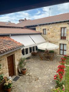 un patio con mesa y sombrilla en Peñasalve, en Villamoñico 37 fotos más