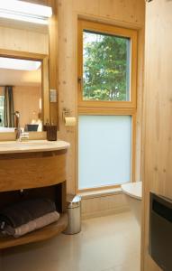 Ванная комната в Baumhaus Lodge Schrems