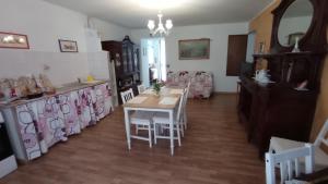 - une cuisine et une salle à manger avec une table et des chaises dans l'établissement B&B La Reggia, à Venaria Reale