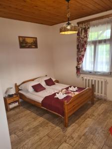 een slaapkamer met een bed en een raam bij Šilainė Recreation & Leisure in Oszkinie