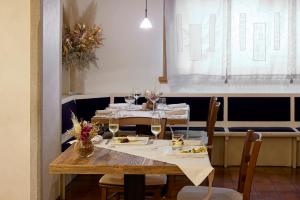 une salle à manger avec des tables, des chaises et des verres à vin dans l'établissement Hotel Rezia, à Bormio