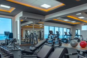 Fitness centrum a/nebo fitness zařízení v ubytování Waves Hotel
