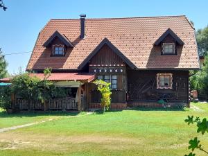una casa con techo marrón y patio en Rooms Ma La, en Karlovac