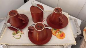 une table avec des tasses et des assiettes sur une table dans l'établissement B&B La Reggia, à Venaria Reale