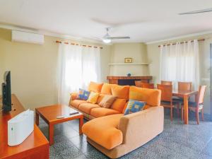 a living room with a couch and a dining room at Cubo's Casa Rio Grande in Guaro