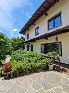 Vonkajšia záhrada v ubytovaní Villa Sarchi