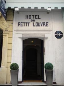 un hotel du petit lounge con 2 platerías frente a él en Hôtel du Petit Louvre en Niza