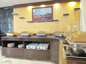 Köök või kööginurk majutusasutuses Surasena Regal Vista Agra