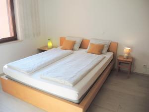 Tempat tidur dalam kamar di Ferienwohnung Rivapiana mit toller Seesicht
