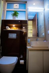 Bilik mandi di Lime Tree Luxury Studio - Service Apartment Near Artemis Hospital ,Gurgaon