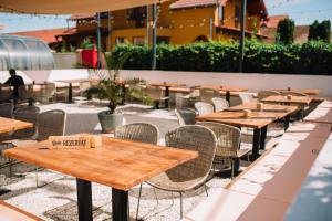 a row of tables and chairs on a patio at Pensiunea Bello in Marghita