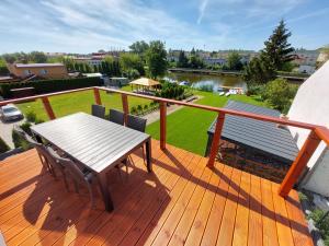 Balkon lub taras w obiekcie 4jeziora - prywatny dostęp do rzeki, pomost, ogrodem, wiata grillowa, rowerek wodny, kajaki i SUP w cenie, parking, psiaki dozwolone
