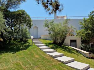 una serie di gradini che conducono a un edificio bianco di Villa Epi a Sperlonga